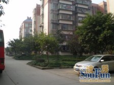 轻轨房,公交地铁方便,精装两房,公园多绿化好