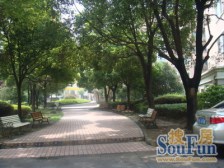 此房满五,房龄新,非顶楼,近大门出行方便