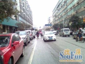 万达旁,花果山建设路夜市一条街,礼步湖就在楼下。