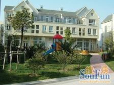 盈湖三岛 联排边套别墅 南邻河 南花园 带地下室 车库