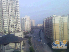 户型方正,视野和采光都很不错,位于步行街旁,