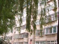 房子是1楼的,框架楼,有小区,可以停车