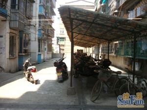 湘雅附二地铁6号线中间楼层自住装修精装两房诚心出售