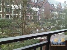 叠拼别墅端户,位置安静,楼间距宽,有花园,有车位