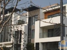 联排中间户,有南、北花园,满5年,纯别墅小区。