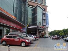 中间楼层看小区花园 配套齐全 生活便利