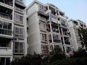 翡翠园西区 中间楼层 精装三房 三面朝南 看房方便