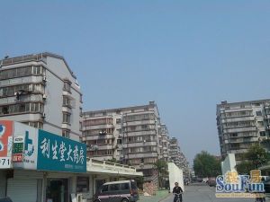 中创婚房装修诚心出售有车库