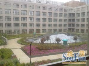 此房是40年产权,精装修朝西带露台