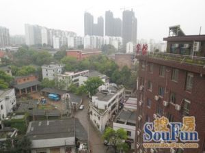 大两房户型,中间楼层,房东自住装修。地铁口