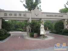 房子满五年,带车位,前后不靠马路,位置很好,采光好