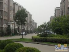 一梯两户,客厅带阳台,小区中心位置,居家装修