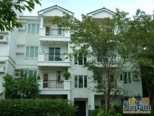 南向两层半别墅,采光好,露台和阁楼已建好,出行方便