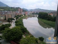 电梯两房,阳台出去就是大平台,旁边滨河公园,新政府