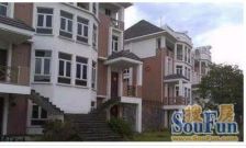 山顶独栋大别墅 占地近3亩 使用面积一两千平米 大花园