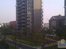 新上南北通三房 房子外面有个公共大露台 房子不错