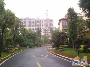佳兆业东区装修顶楼,看房方便,业主诚心出售。