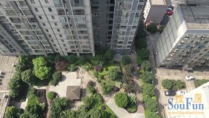 地铁3号线阿弥岭站旁,桂花公园旁,人车分流。
