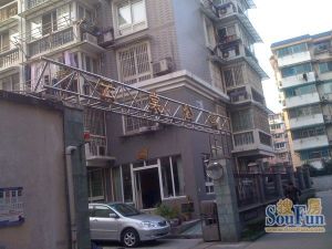 五号线地铁口,03年建筑小区中间,洋房好楼层,适合各种人群