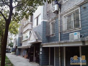 此房满五不唯一,自住装潢保养好出行方便