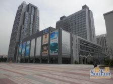 地理位置是处在金洲的繁华地段,出门有公交,交通便利