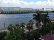 此房为别墅,地下一层,地上三层,通风采光好