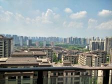 洋房朝南,两房两卫,位置安静,视野开阔。