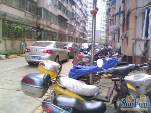 三经路316号电力学校宿舍 南北通透,采光好 装修好,环镜优美 视野好,诚心出售