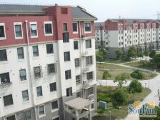 客厅朝南带大院子,卧室朝南带阳台,精装修 。采光好