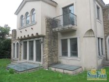 精装修,满5年,客厅挑高8米,不吵闹,南花园带泳池