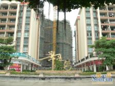 此房格局方正实用附带大平台 小区环境优美舒适