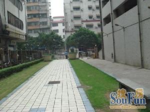 华远大厦近地铁近公园电梯房有大院管理格局方正。