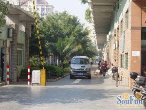 此房业主诚心出售,产权清晰,房型方正实用