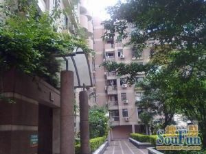 此房证满5年,封闭花园小区管理,南北对流,采光充足