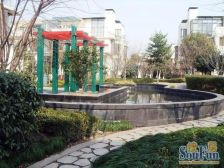 此房是满五 且为一的, 边户带一个100㎡的大院子。