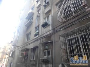 会堂侧路20号内衣二厂宿舍 南北通透,采光好 装修好,环镜优美 中间楼层