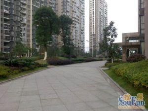 离方圆荟购物很近的苑出行方便