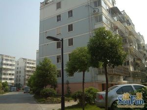 此房两室朝南一房北、好楼层,总价低,小区各项配套好
