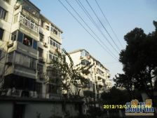 里河 一楼院子开门 地铁口低总价两室 小区中间位置