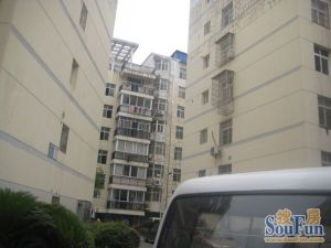 湖畔嘉园户型方正,采光好装修好,环镜优美中间楼层