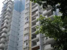 新龙湖天街旁,轻轨旁