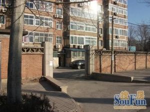 房子是南北向3居,无遮挡,带大阳台,地下储物间