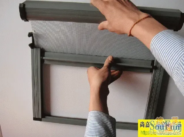 3,纱窗内置自动清洗系统,并可轻松自如地自行拆卸清洗