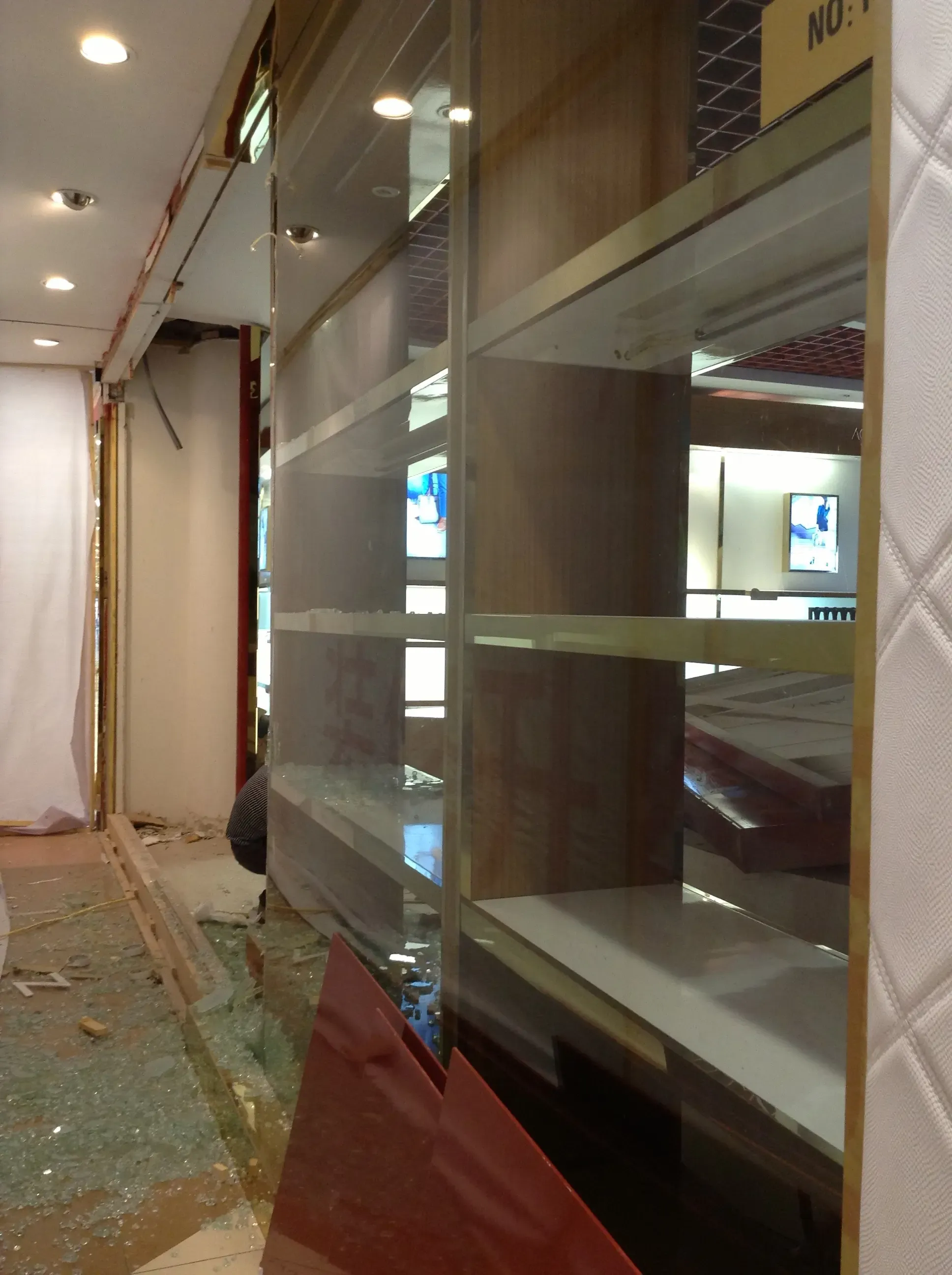 欧尚东环店内部店铺