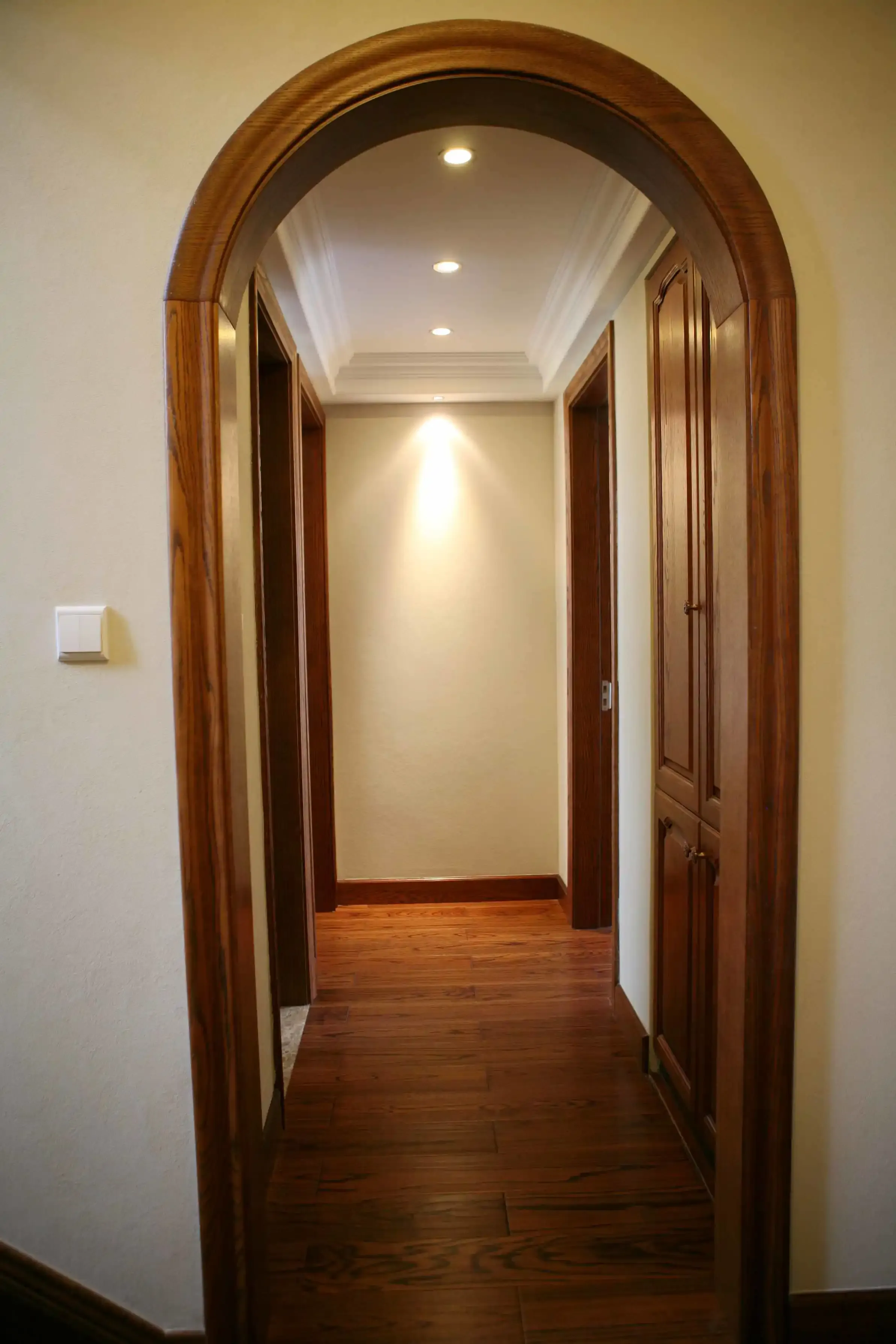 基于美式乡村风格的设计定位,空间所有的饰面基本上都采用水曲柳擦色