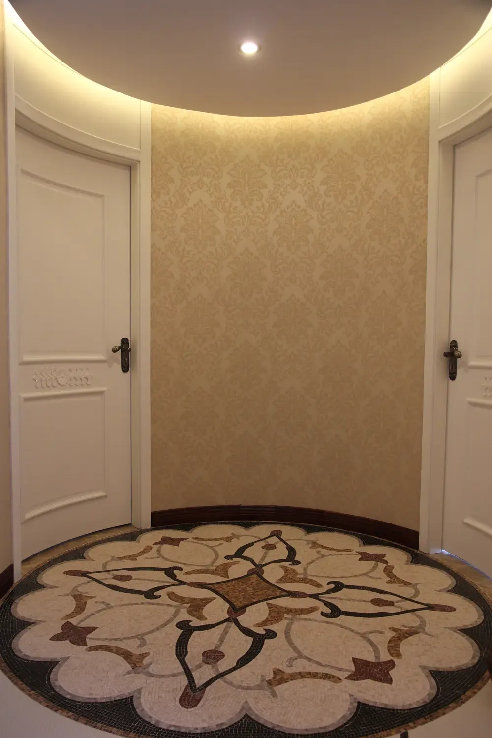 餐厅背景墙面采用浅色车边茶镜,用浅啡大理石边框收口,另本来狭小的