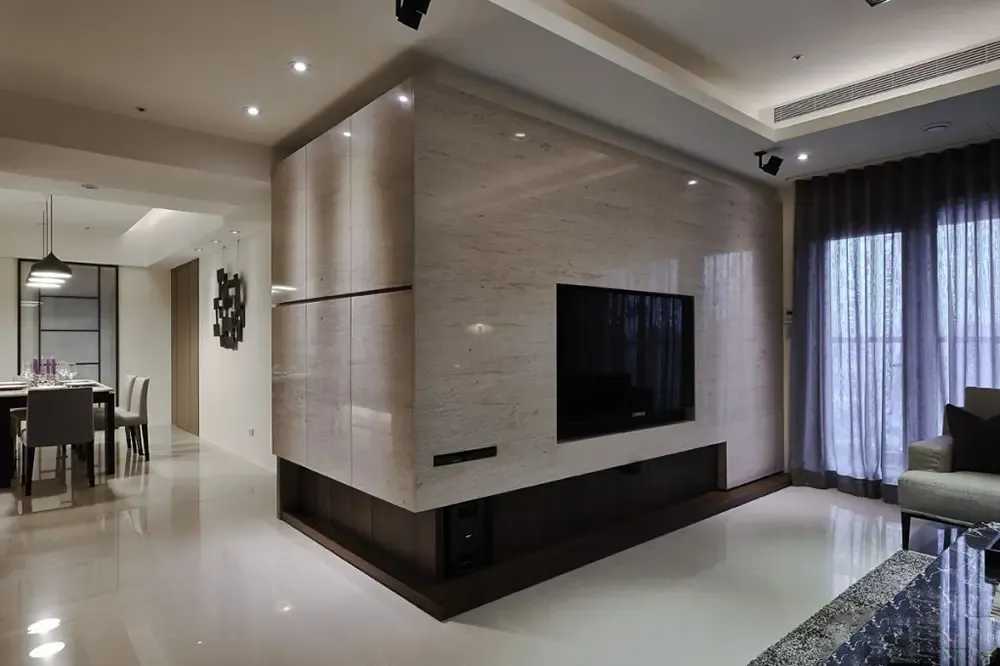 大理石电视背景墙,整体以暖色调为主深色为辅,营造温馨舒适的休闲空间