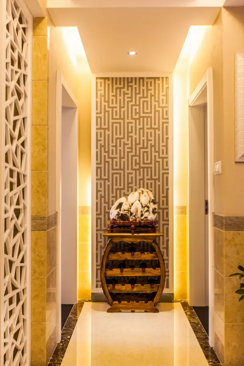 玄关处摆放了红酒架.白色楼梯搭配绿色藤条装饰,浪漫清新.