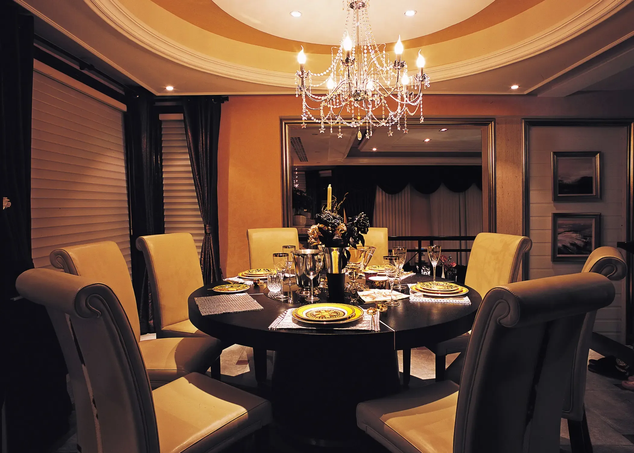 餐厅的装饰讲究美观,同时也要实用,最重要是适合餐厅的氛围.